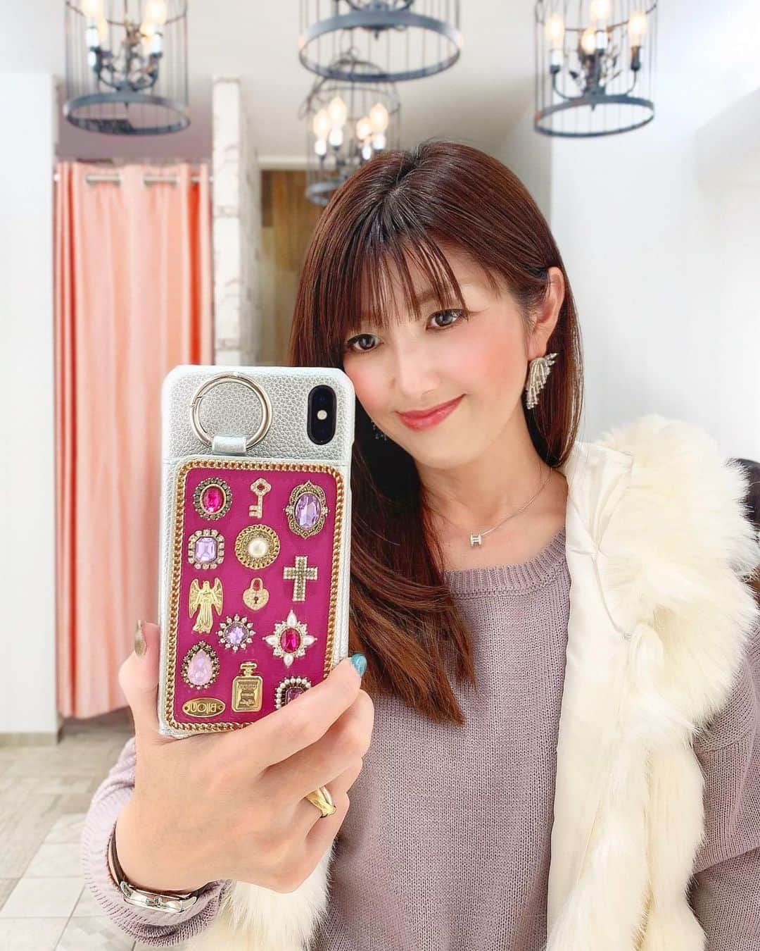 のインスタグラム：「💗💗💗  以前ポップアップでオーダーしていた @bijou_japan  iPhoneケースが届きました😍 好きなパーツを組み合わせて オリジナルにカスタム出来るのが魅力✨✨ 可愛すぎてルンルンです♡♡♡  こちらのiPhoneケースは @victolieve_ensemble  @victolieve_karyn ブランドとの初コラボ商品です🤝💕  ┈┈┈┈┈┈┈┈┈┈ そしてまた嬉しいお知らせ ポップアップ開催情報📣  ✳12月9日(水)〜15日(火) 小田急百貨店 新宿店 本館３階  ✳12月16日(水)〜22日(火) 松屋銀座 １階 婦人雑貨売場  ⚠️コロナウイルス感染拡大防止の観点から お客様のオーダーの事前予約を 導入していくそうです。  予約無しでの直接の来店可能ですが 店頭が混み合う場合は 来店時間をずらしていただく 店頭予約になる場合もあるので  @bijou_japan  ＤMにご希望の日時と お客様のお名前をご連絡してみて下さいね💌💭  . .#小田急百貨店新宿店 #銀座松屋#ポップアップストア #イベント#iPhoneケース#iPhoneカバー#プレゼント#ギフト#デコ#アート#スワロフスキー#ビジュー#キラキラ #アンティーク#ヴィンテージ#アクセサリー#ジュエリー#大人可愛い#おとなかわいい#大人女子#雑貨#ファッション#バッグ#キーケース#お財布 #おしゃれさんと繋がりたい #お洒落さんと繋がりたい #雑貨好き#インフルエンサー ✩ ⋆ ✩ ⋆ ✩ ⋆ ✩ ⋆ ✩﻿ ⋆ ✩ ⋆ ✩﻿ 見て下さった方(*´︶`*)♡Thanks!💐」