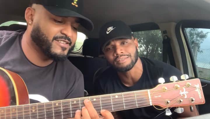 Sorriso Marotoのインスタグラム：「Enquanto a gente ainda não pode ouvir ao vivo pelo Brasil, é assim que escutamos #100Likes pela voz de vocês 👊🏾🇧🇷 Mandaram bem demais!  1- @cantormanzoli @rafaahbaronni  2- @digovianna   Continuem postando e marcando a gente, estamos de olho!」