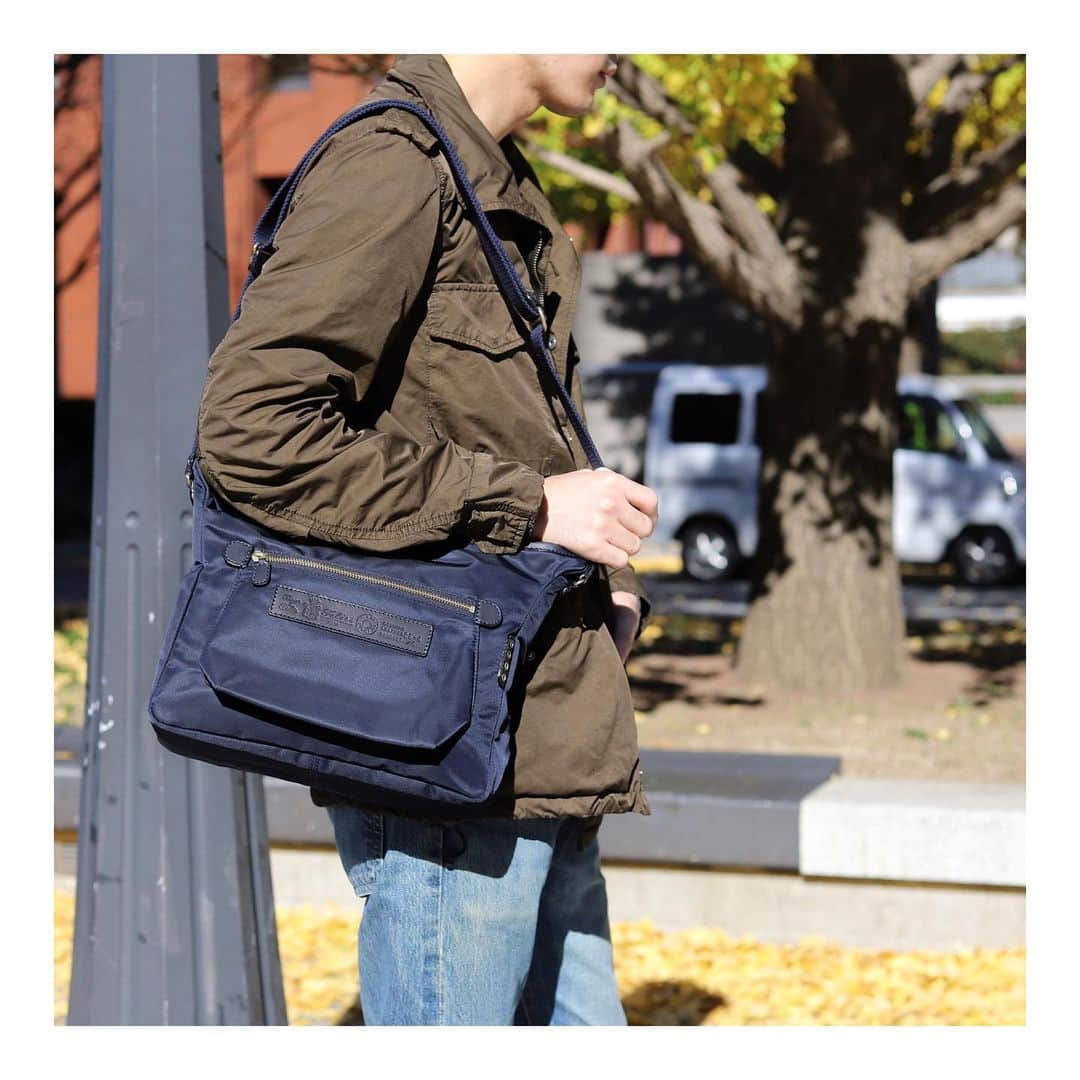 Felisi Japan 〔フェリージ〕さんのインスタグラム写真 - (Felisi Japan 〔フェリージ〕Instagram)「【Basic Shoulder Bag】 . 軽く持ちやすいシンプルなデザインの、 フェリージ定番ショルダーバッグ。   広く取ったメインの間口は荷物も出し入れしやすく、 また外側の立体ポケットには取り出しの多い 小物をまとめて収納いただけます。 荷物の量や合わせたときのバランスに応じ お選びいただけるよう3サイズご用意しております。 . . Model No. 05/4/4/DS Price : ¥56,100 . . . #felisi #felisiselection #shoulderbag #casualbag #nylonbag #madeinitaly #basicmodel #フェリージ #フェリージセレクション #ショルダーバッグ #定番モデル #カジュアルバッグ #ナイロンバッグ #バッグ #かばん #鞄」12月8日 7時48分 - felisi_japan