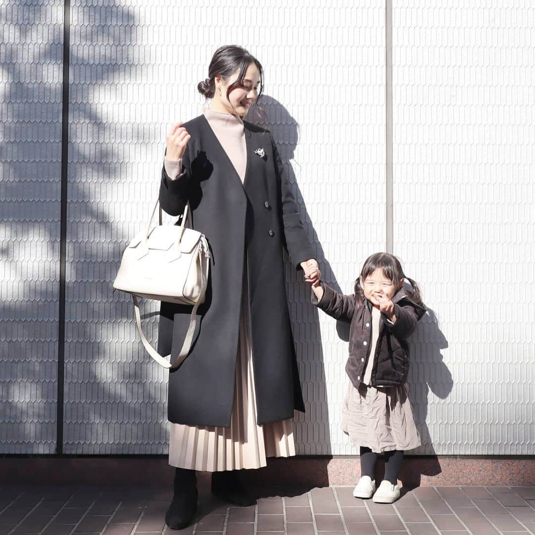 Eri Satoのインスタグラム：「moca×beige×blackリンクコーデ · coat: @ezick.official knit: @fifth_store skirt: @blistorm_jp shoes: @welleg_shoes · 先日、 @ezick.official の展示会へ行った時のコーデ。 blogも書いてるので @satoeri626 のトップページから見てね😊 · こないだ幼稚園の帰り道で迷子の🐶を発見してしまい💦 自転車だから運べないし、でも放っておくわけにいかず交番に電話して引き取りに来てもらいました💦 その間中型犬をずっと抱っこ😅 子供たちは犬に大喜び😂 お巡りさんに「飼い主見つからなかったら引き取りますか？」って言われてえっ···てなったけど、翌日無事に見つかりました🤣 皆さんワンちゃんの脱走には気をつけて😂 · · #ezick#ezicksnap #エジ子#fifth#fifthtl#フィフス#fifthコーデ#カジュアル#トレンド#ニット#高身長コーデ#ママコーデ#カジュアルコーデ#ニットコーデ#スカートコーデ#fashion#ootd#ファッション#プチプラ#プチプラコーデ#親子リンクコーデ愛好家 #リンクコーデ#mamagirl#locari#partegram」