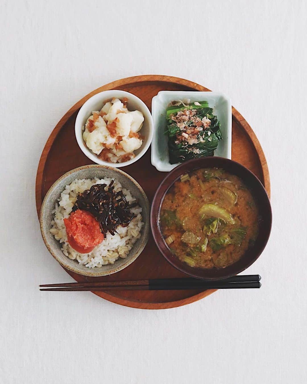 樋口正樹さんのインスタグラム写真 - (樋口正樹Instagram)「Today's breakfast . 今朝はセロリの味噌汁、 もち麦を加えたご飯に 辛子明太子とごま昆布、 ほうれんそうのお浸し、 カリフラワー梅肉和え。 . . . #普通の朝ごはん #朝ごはん #セロリの味噌汁 #もち麦ご飯 #もちむぎムサシ #ほうれん草のお浸し #カリフラワー #梅肉和え #辛子明太子 #ごま昆布 #japanesebreakfast #japanesefood」12月8日 7時58分 - higuccini