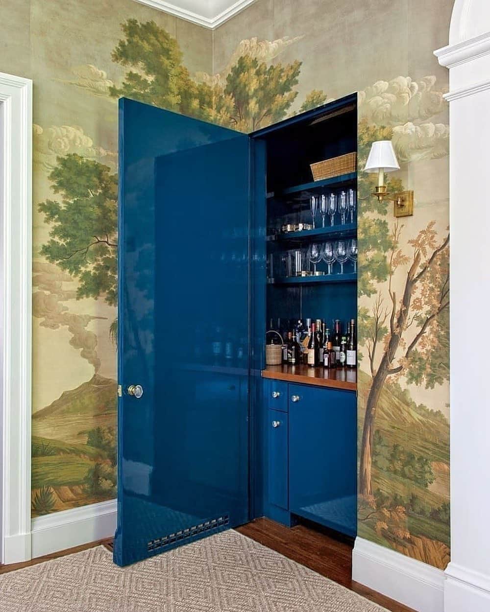 Homepolishさんのインスタグラム写真 - (HomepolishInstagram)「Secrets secrets are so fun! Especially when they lead to a blue lacquered wet bar! The scenic wallcovering is just an added bonus. Interior design by @milesredd  Photo by @rogerdaviesphotography」12月8日 7時55分 - joinfreddie