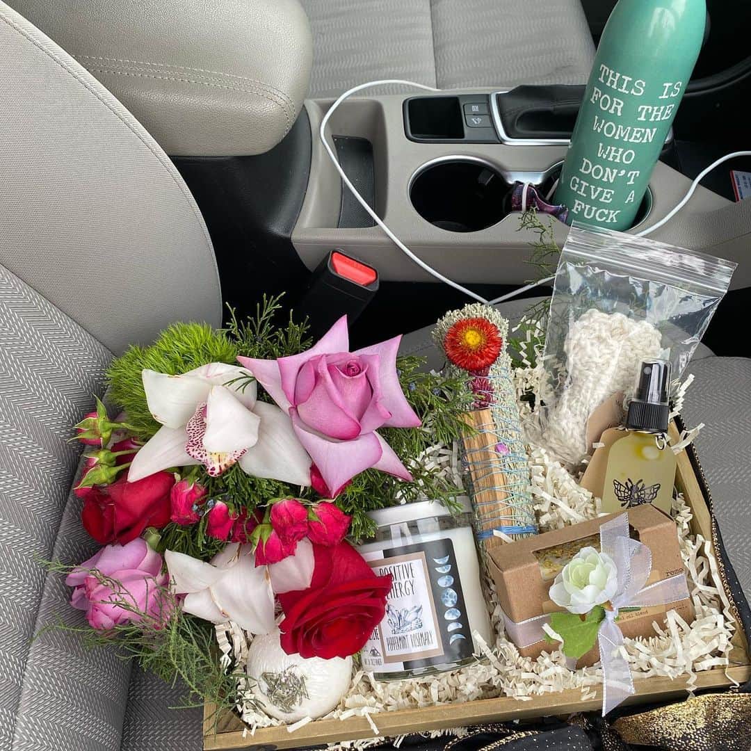 のインスタグラム：「This was sent to my trailer today by a lady who knows how to treat a girl. I put it in my rental car next to a coffee thermos that was given to me by another lady who knows how to treat a girl. Three cheers for ladies. #whodontgivea #youknowwhoyouare #2020aintsobad」