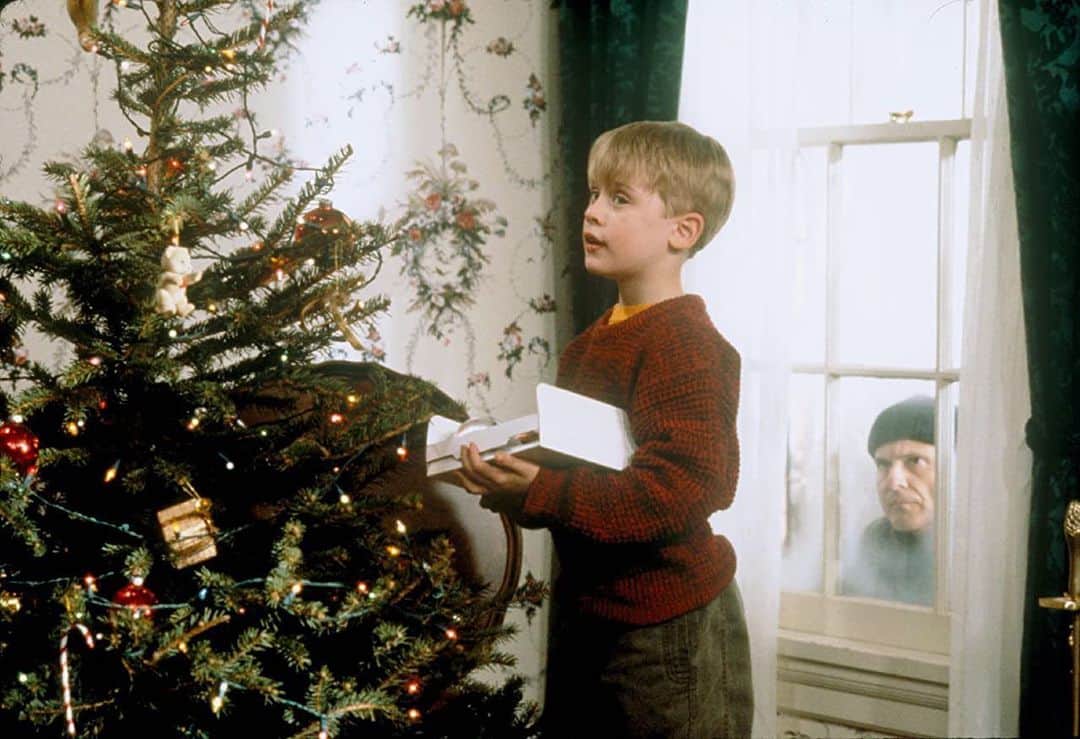 Vogue Australiaさんのインスタグラム写真 - (Vogue AustraliaInstagram)「Iconic ’90s holiday movie #HomeAlone hits #Disney+ this month, one of a number of #Christmas films coming to streaming platforms. Already had your fill of festive favourites? One of our favourite flicks of all time, #NottingHill, is coming to @binge. Link in bio for everything new coming to your favourite streaming platforms in December. 📷 courtesy of @disneyplusau」12月8日 8時01分 - vogueaustralia