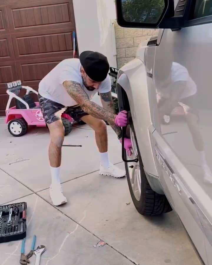 A.J.のインスタグラム：「So this happened yesterday. Never changed a tire in my life and changed the break pads on my brothers truck. I’m growing up y’all. Ha.」