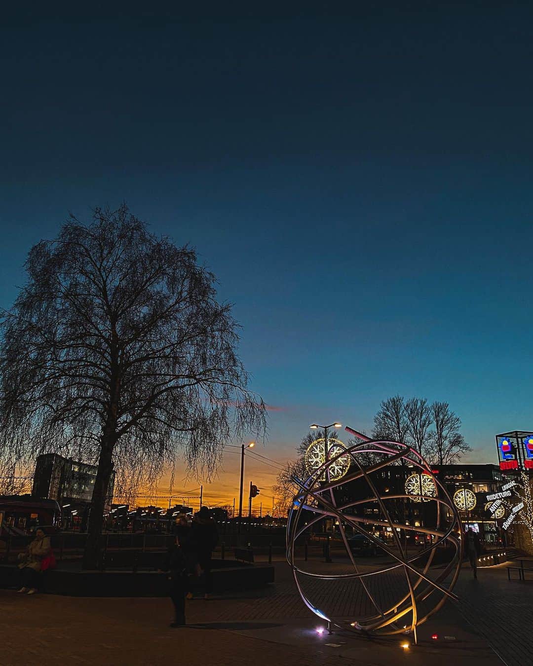 MARIEさんのインスタグラム写真 - (MARIEInstagram)「エストニアの夕焼けは美しい﻿ ﻿ ﻿ 風が強いと耳がちぎれそうなくらい寒いけど﻿ 澄んだ空気とこの景色が﻿ ついてくるなら悪くないなぁ❄️」12月8日 8時08分 - marie.328