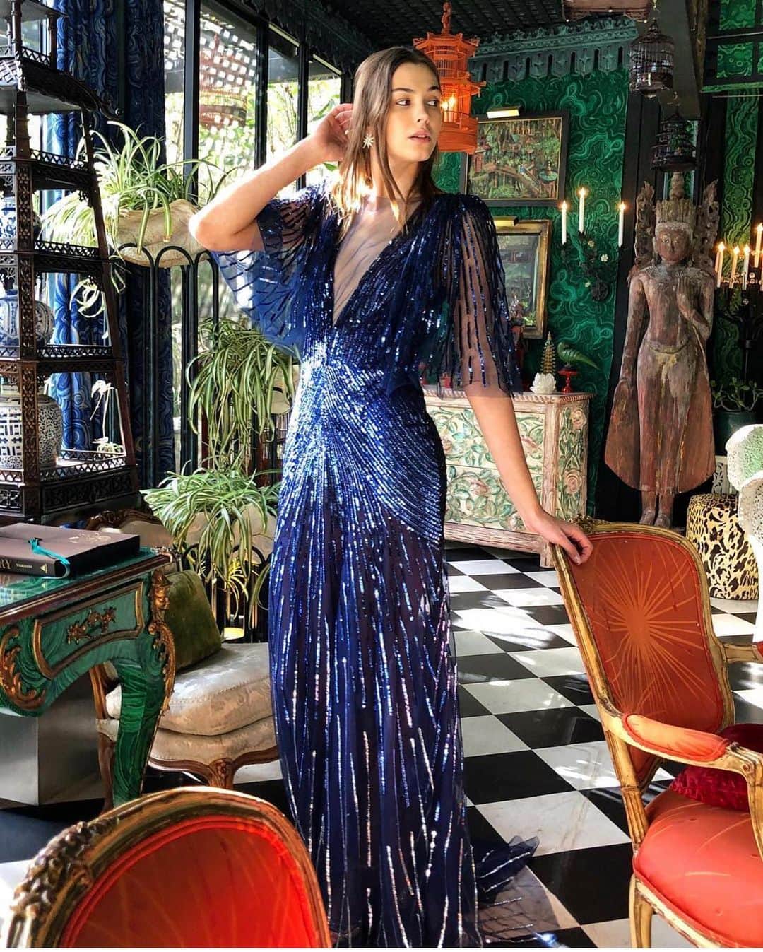 Monique Lhuillierのインスタグラム：「Holiday Chic 💙 #moniquelhuillier」
