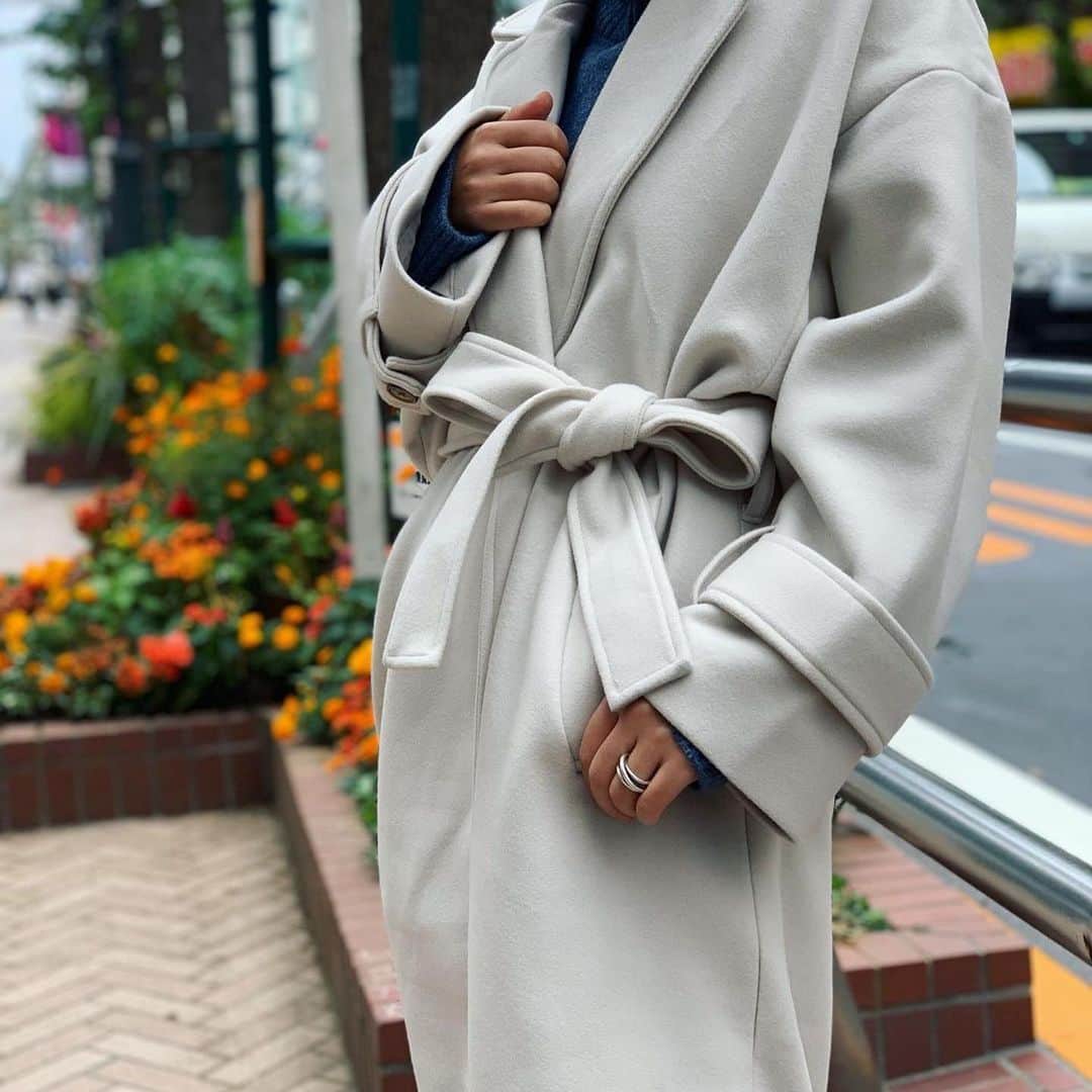コエのインスタグラム：「#Repost @hotelkoetokyo ・・・ 【2020ＡＷ】ウエストリボン付き/オーバーサイズコート/共紐付チェスターコート .  ふわりと軽くて暖かい 大人上品なベルト付きのロングチェスターコート  さっと羽織っても1枚で美シルエットが完成する無地のラップコート。 しっかり厚みがある上質な肉厚のフェイクウール生地でありながら、軽くて柔らかい着心地です！  ゆとりのあるシルエットなので、厚手のニットやトレーナーを重ね着しても着膨れしないのも嬉しいポイント。 付属のリボンは取り外しが可能なので、外してガウン風の着こなしを楽しんだり、 ウエストマークや後ろに結んだりと、様々なアレンジも楽しんで頂けます。 幅広く着まわしやすいベーシックさで、ON・OFF問わず大活躍間違いなし。  #koe #outfit #ootd #outfitoftheday #fashion #code #in_fashion #instafashion #2020aw #hotelkoe #ファッション #アパレル #コーディネート #きれいめカジュアル #レディースコーデ #冬コーデ #チェスターコート #ロングコート #冬アウター #アウター #shibuya」