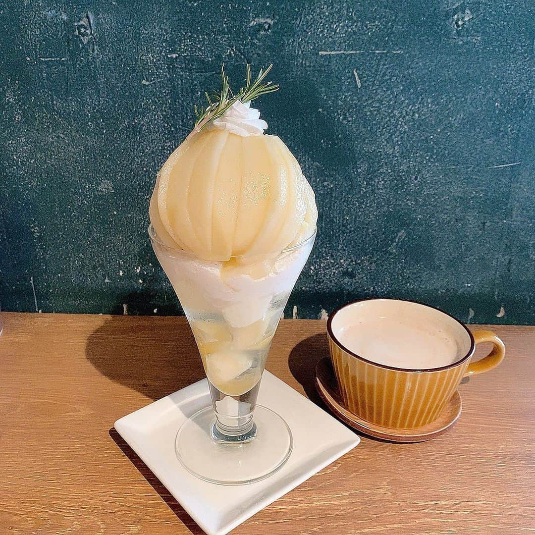 筒井愛実さんのインスタグラム写真 - (筒井愛実Instagram)「． HANAZONO CAFE🍐 ． La Franceのパフェ めっっっっっちゃ美味しかった🥺♡ 他のドーナツ⁇みたいなのも魅力的でした🍩 季節ごとにフルーツ変わるみたいなので、また行きたい🏃‍♀️ ． #hanazonocafe #神戸元町 #元町カフェ」12月8日 8時12分 - manamin_158cm