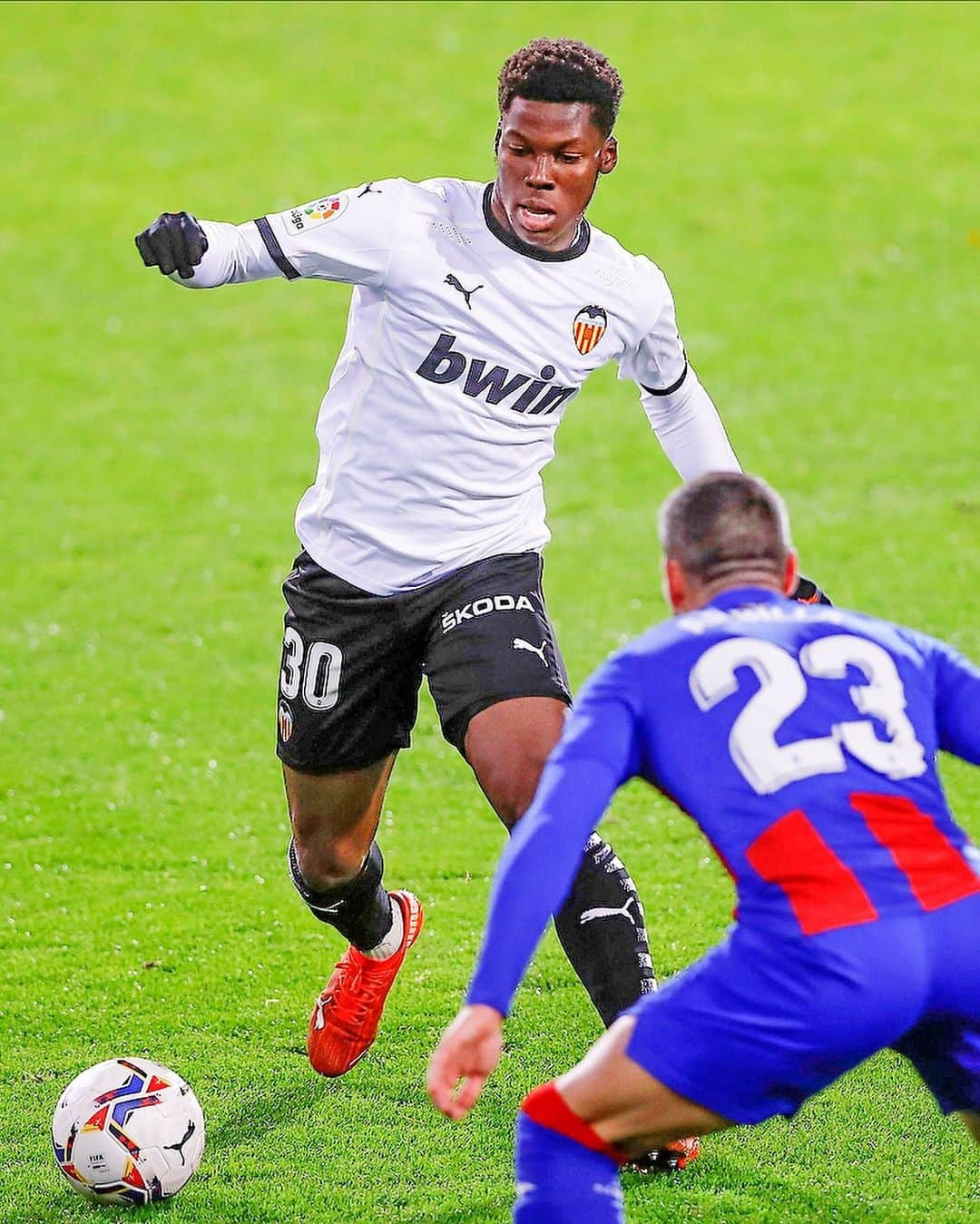 バレンシアCFさんのインスタグラム写真 - (バレンシアCFInstagram)「📸 Got to keep up the work! 🦇  👊🏻 ¡Seguiremos mejorando, creciendo y trabajando fuerte! 👊🏻  #EibarValencia 🔴🔵🦇 #AMUNTValencia #laliga #matchday #MatchDayVCF」12月8日 8時13分 - valenciacf