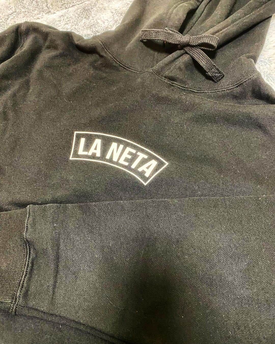 のインスタグラム：「おはよー！ スポットアイテムのLa Neta hoodieが受注予約にて発売中！！ 今日はこれ着て歌おっかなー♫  予約受付期間　12/9(wed) 20:00まで！！  ※発送は12月末を予定 ※店頭では先行発売中となります  ↓予約はコチラ↓ goner.jp」