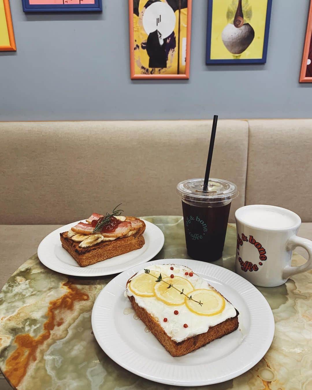 吉田奈央さんのインスタグラム写真 - (吉田奈央Instagram)「先日のおしゃれなカフェ。  みてみて〜 食パンに🍋なんか乗っちゃって 時代を感じたわ。  わたしはバナナにベーコンにジャムのパン🍌🥓🍓  おやつは基本チョコとポテチ両方派な方、 甘×しょっぱさを一度に味わいたい方におすすめですわ。  ＊  この日のメンバーは、 @maakkiii1144  @serimash  @nairo0508   みんな愉快で楽しかったです😎  #ragandbonetokyo#ragandborncoffee#ラグアンドボーン#インスタ映えカフェ#映えカフェ#表参道カフェ#原宿カフェ#東京カフェ#カフェ巡り#おしゃれカフェ#韓国カフェ#韓国カフェ風#食パン#食パンアレンジ#食パンレシピ#女子会#ママ友  #東京ママ#男の子のママ #カフェスタグラム」12月8日 8時27分 - nao70818