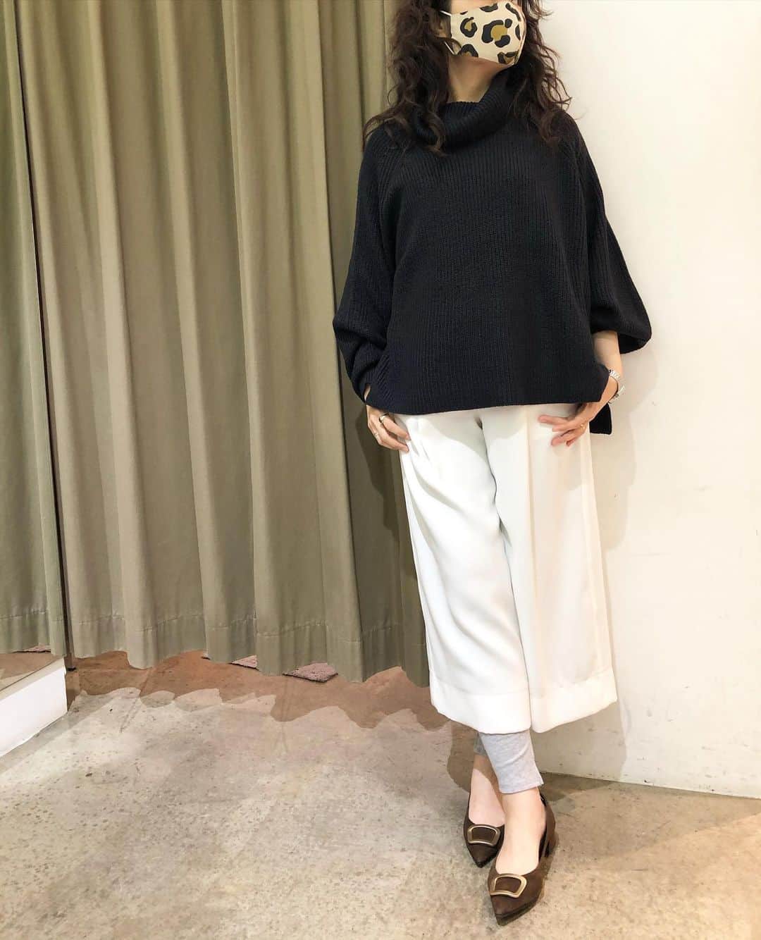 GATHER yamatoのインスタグラム：「一万円以下で叶う 綺麗ニット。 冬はやっぱりニットだよね。 ミドルゲージのたっぷり感。 少し甘めのオフタートル。 ______________________ オフタートルニット #donamarie  9900円【taxin】 マスク #ninamew  2200円【taxin】 抗菌、撥油の安心マスク！ #大人がかっこよく映える服  #アラフィーコーデ #アラフォーコーデ #winterfashion  #knitknitknit」