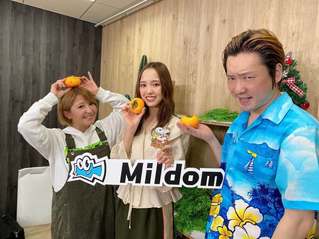 飯窪春菜のインスタグラム：「Mildom「はるなん's ROOM」 ゲストは矢口真里さん、ペンギンズ ノブオさんでした〜❣️ みんなで「Hell Sports（ヘルスポーツ）」と「Dead by Daylight」やりましたよ〜🤟🏻 大盛り上がりで楽しかったです！ アーカイブ残ってるのでぜひ観てくださいね🥰❣️ ・ 矢口さんから柿と、お年玉頂いてしまった…！ ありがとうございますっ😭🤣💓💓💓 ・ 着ているブラウスは @aboveall_dearme のだよ〜☺️ ・ #ゲーム実況  #dbd #デドバイ #ヘルスポーツ」