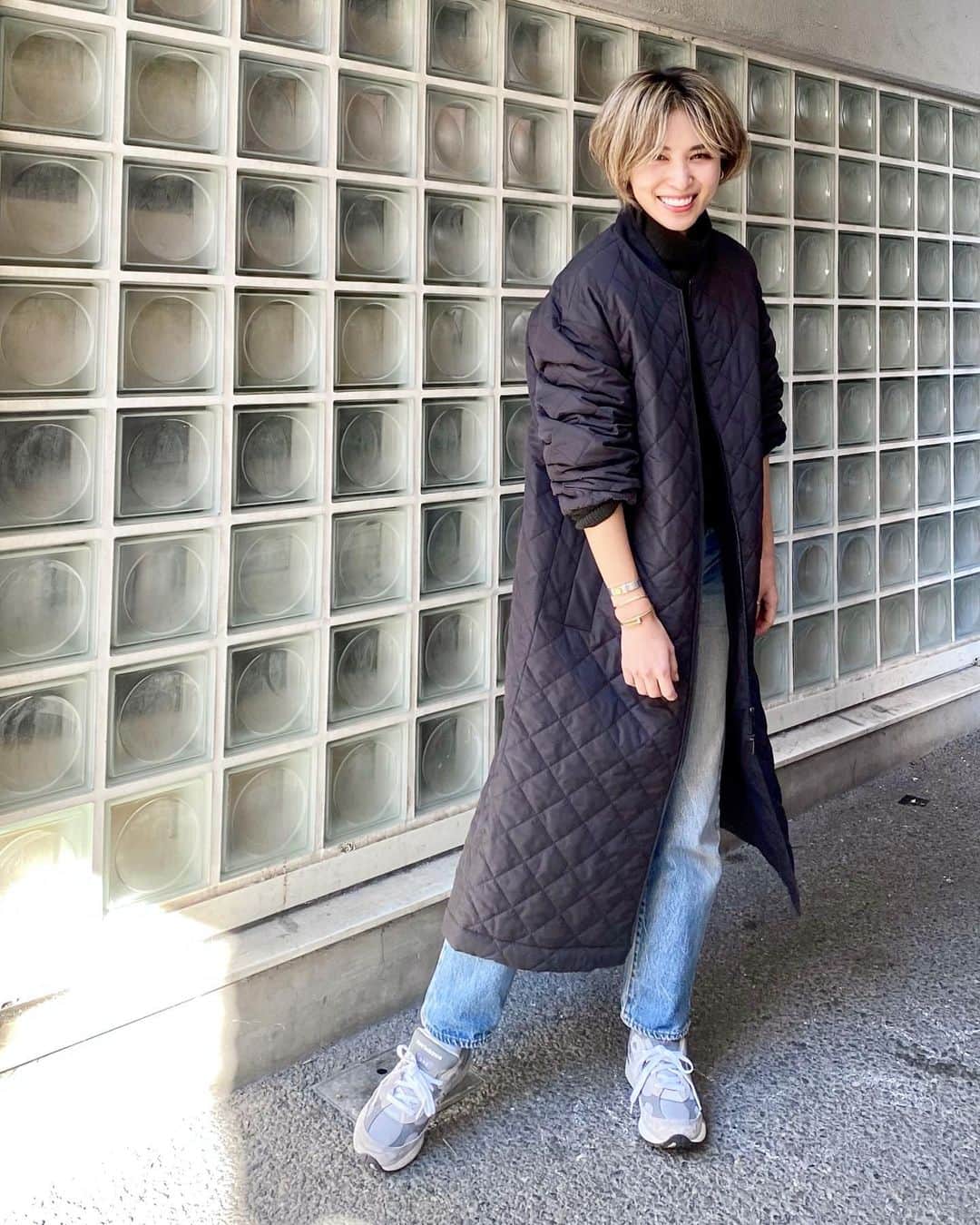のインスタグラム：「キルティングコート🧥 色んなの出てるけど首がMA-1ぽくリブになってるに一目惚れした💕 長方形のすとーんとした形、好き💙 #cos #cosjapan #ootd #outfit #fashion #キルティングコート #coat #outer #denim #newbalance #newbalance992 #sneakers #mensfashion #simplicity #casualstyle #ericore」