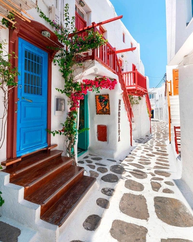 BEAUTIFUL DESTINATIONSさんのインスタグラム写真 - (BEAUTIFUL DESTINATIONSInstagram)「That Mykonos magic. 🇬🇷✨ Got 24 hours in Mykonos? Swipe left for some travel inspo and bookmark this for the top 10 things you can do in this charming island! 📝  1. Explore Mykonos Town. 2. Pay a visit to their lovely churches, like the Church of Panagia Paraportiani. 3. Witness the Mykonos Windmills. 4. Visit the historical island of Delos. 5. Discover boutiques and shops by the Old Harbour. 6. Enjoy sun-soaked moments at the Agios Sostis Beach or the Elia Beach. 7. Scuba dive at Paradise Reef. 8. Eat local cuisine with incredible views of the Aegean. 9. Go wine tasting at the Mykonos Vioma Organic Farm. 10. Catch the glorious sunsets at Little Venice.  What would you do first here? Any additional tips and secret spots?  📸 @christinatouloumtzidou 📍 Mykonos, Greece」12月7日 23時33分 - beautifuldestinations