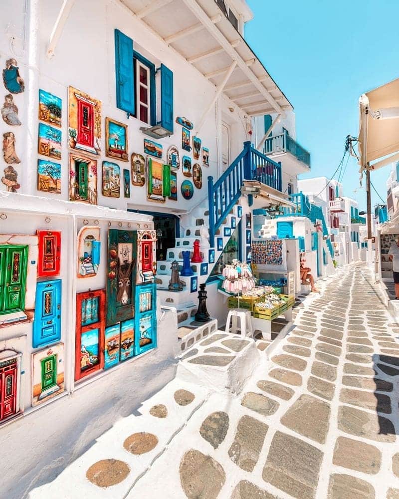 BEAUTIFUL DESTINATIONSさんのインスタグラム写真 - (BEAUTIFUL DESTINATIONSInstagram)「That Mykonos magic. 🇬🇷✨ Got 24 hours in Mykonos? Swipe left for some travel inspo and bookmark this for the top 10 things you can do in this charming island! 📝  1. Explore Mykonos Town. 2. Pay a visit to their lovely churches, like the Church of Panagia Paraportiani. 3. Witness the Mykonos Windmills. 4. Visit the historical island of Delos. 5. Discover boutiques and shops by the Old Harbour. 6. Enjoy sun-soaked moments at the Agios Sostis Beach or the Elia Beach. 7. Scuba dive at Paradise Reef. 8. Eat local cuisine with incredible views of the Aegean. 9. Go wine tasting at the Mykonos Vioma Organic Farm. 10. Catch the glorious sunsets at Little Venice.  What would you do first here? Any additional tips and secret spots?  📸 @christinatouloumtzidou 📍 Mykonos, Greece」12月7日 23時33分 - beautifuldestinations