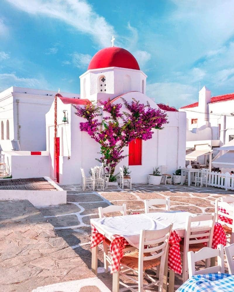 BEAUTIFUL DESTINATIONSさんのインスタグラム写真 - (BEAUTIFUL DESTINATIONSInstagram)「That Mykonos magic. 🇬🇷✨ Got 24 hours in Mykonos? Swipe left for some travel inspo and bookmark this for the top 10 things you can do in this charming island! 📝  1. Explore Mykonos Town. 2. Pay a visit to their lovely churches, like the Church of Panagia Paraportiani. 3. Witness the Mykonos Windmills. 4. Visit the historical island of Delos. 5. Discover boutiques and shops by the Old Harbour. 6. Enjoy sun-soaked moments at the Agios Sostis Beach or the Elia Beach. 7. Scuba dive at Paradise Reef. 8. Eat local cuisine with incredible views of the Aegean. 9. Go wine tasting at the Mykonos Vioma Organic Farm. 10. Catch the glorious sunsets at Little Venice.  What would you do first here? Any additional tips and secret spots?  📸 @christinatouloumtzidou 📍 Mykonos, Greece」12月7日 23時33分 - beautifuldestinations