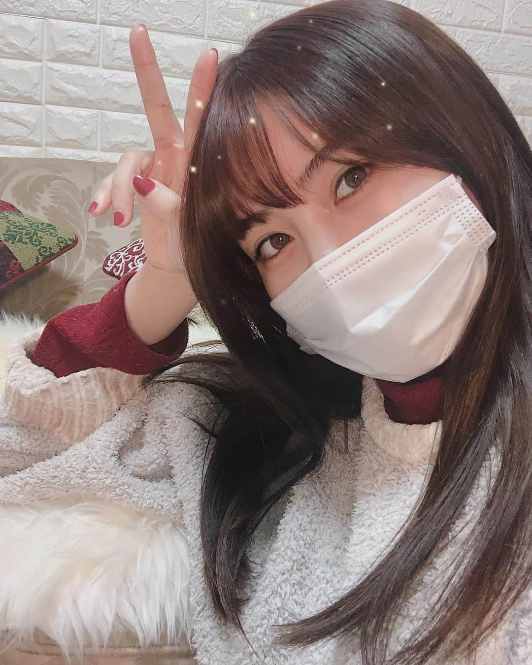 川添りなさんのインスタグラム写真 - (川添りなInstagram)「🤒😷🥺  手洗いうがい予防お忘れなくっ！✨ お家でもマスク🥺🥺欠かせません。  今日も一日お疲れ様でした🤍  おやすみなさい〜〜。  #写真 #ロングヘアー #髪の毛色落ち #ノーメイク #snow #お家 #クリスマス  #クリスマス仕様 #instagood #instapic  #instalike #instahome  #goodnight #sleeping #santa #christmas」12月7日 23時36分 - zorina_522