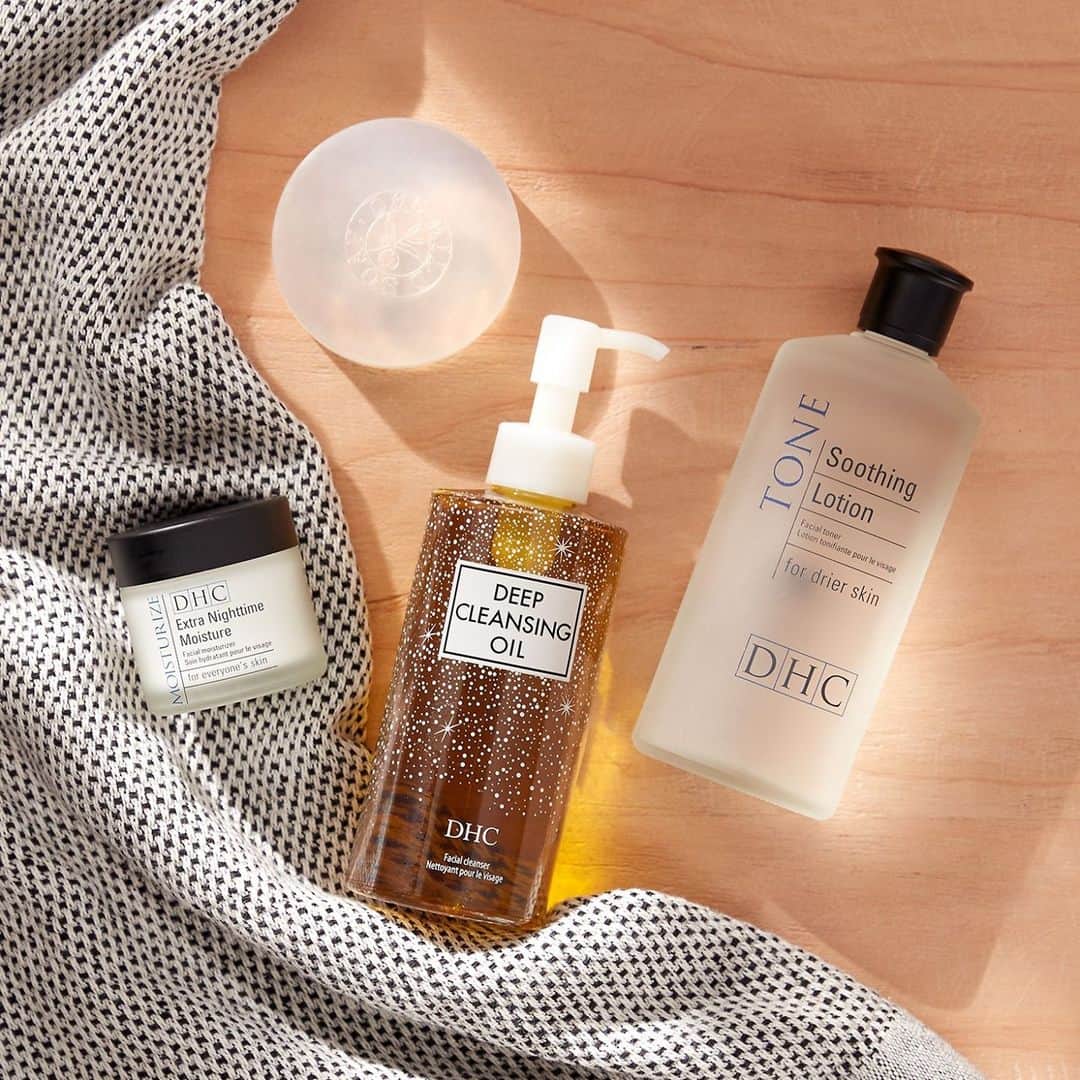 DHC Skincareさんのインスタグラム写真 - (DHC SkincareInstagram)「A luxurious, hydrating skincare ritual can also be a simple one! Slow down and care for your skin in a thoughtful way with the Japanese 4-step skincare ritual 🧖‍♀️   The Double Cleanse regimen starts with an oil-based cleanser to remove the first layer, which also effectively clears the way for the foaming cleanser to deeply cleanse pores. Skin is left refreshed, supple, bouncy, and ready for your next step.  The Double Moisture regimen helps maximize your moisturizer for all day hydration. By using a liquid lotion first, your skin is softened, deeply hydrated, and prepped for moisturizer. The moisturizer actually locks this hydration in, while boosting the skin with nutrients.   Find your 4-step at DHCcare.com up☝️」12月7日 23時49分 - dhcskincare
