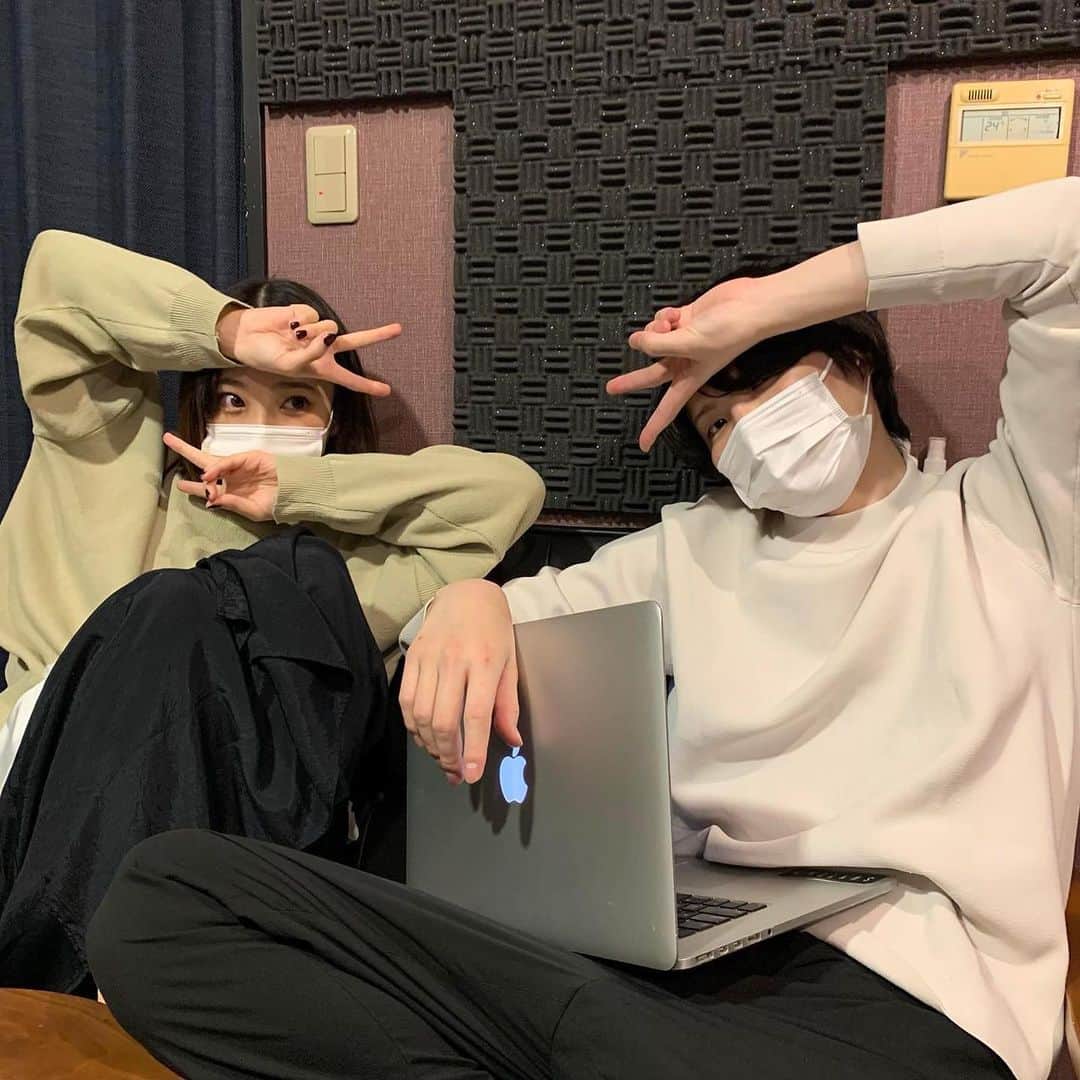 のインスタグラム：「🌹 12/10にある私のワンマンライブ「mikerrealism」に先駆けて、mojuくんとインスタライブ第二弾！オリジナルからカバーまで全5曲聴いて頂きました。見てくれた皆さんありがとーう🙏 (アーカイブ残ってなかったね😕)  お伝えした、ツイキャスによるワンマンライブの配信チケットは下記URLから確認してね。 12/10の19:30から見れないよ！って方も、アーカイブが1週間残るので是非に。 、 あと3日だよ...私ねはちゃめちゃ楽しみで2日前から上手く寝れないの。最高の夜にするから、みんなも楽しむ準備しておいてね！  https://twitcasting.tv/c:grapefruitmoon/shopcart/33693  今日の配信にご協力くださった、i-Pairs株式会社さんありがとうございました。」