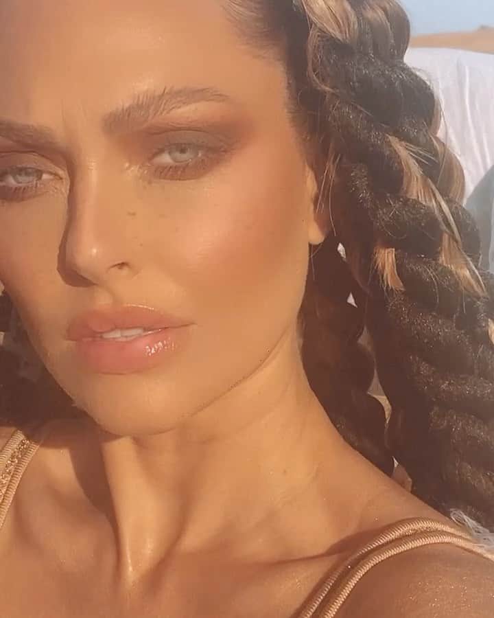 Caroline Receveurのインスタグラム：「One of my favorite look so far 🤩 Can’t wait to reveal what we shot today ✨」