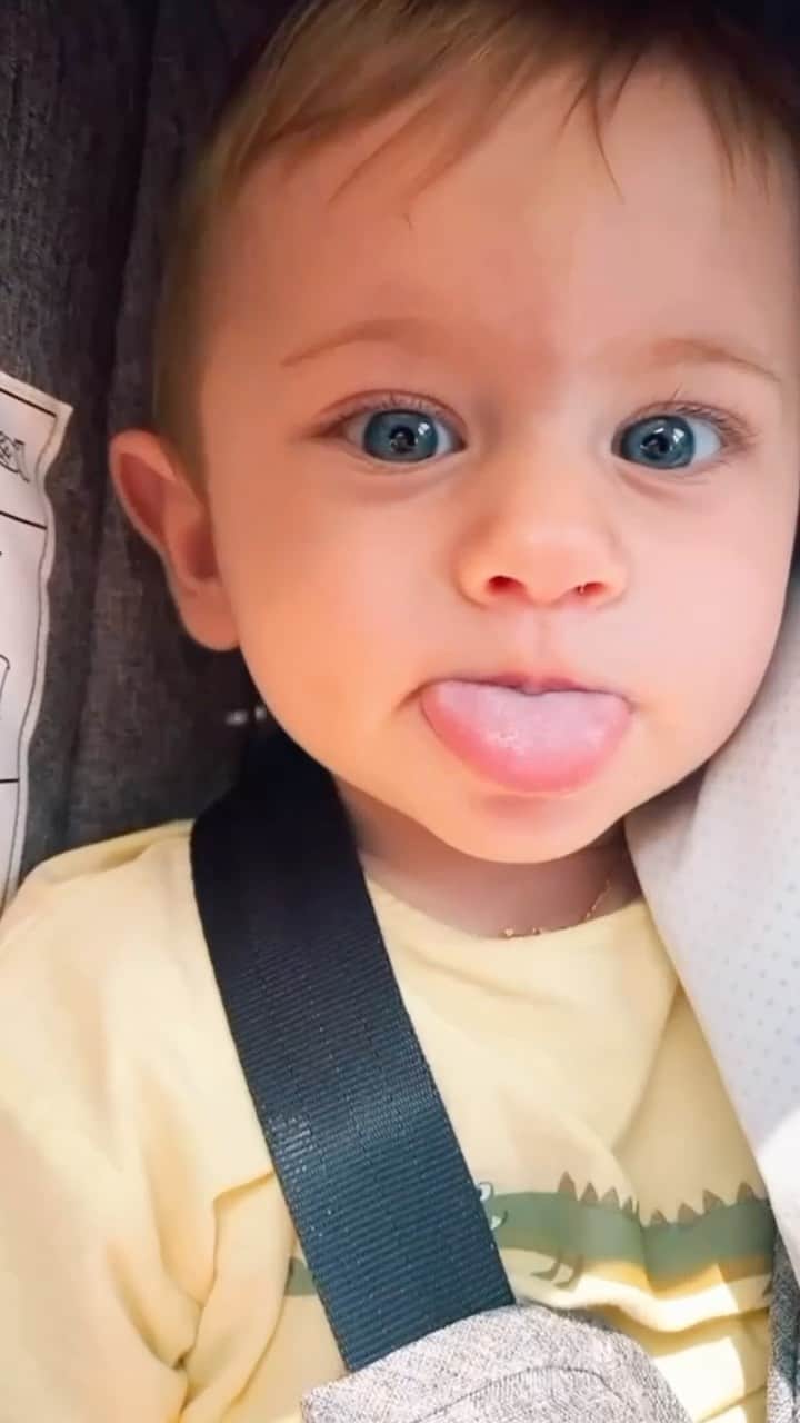 マリ・マリアのインスタグラム：「É o dia todo assim 😅」