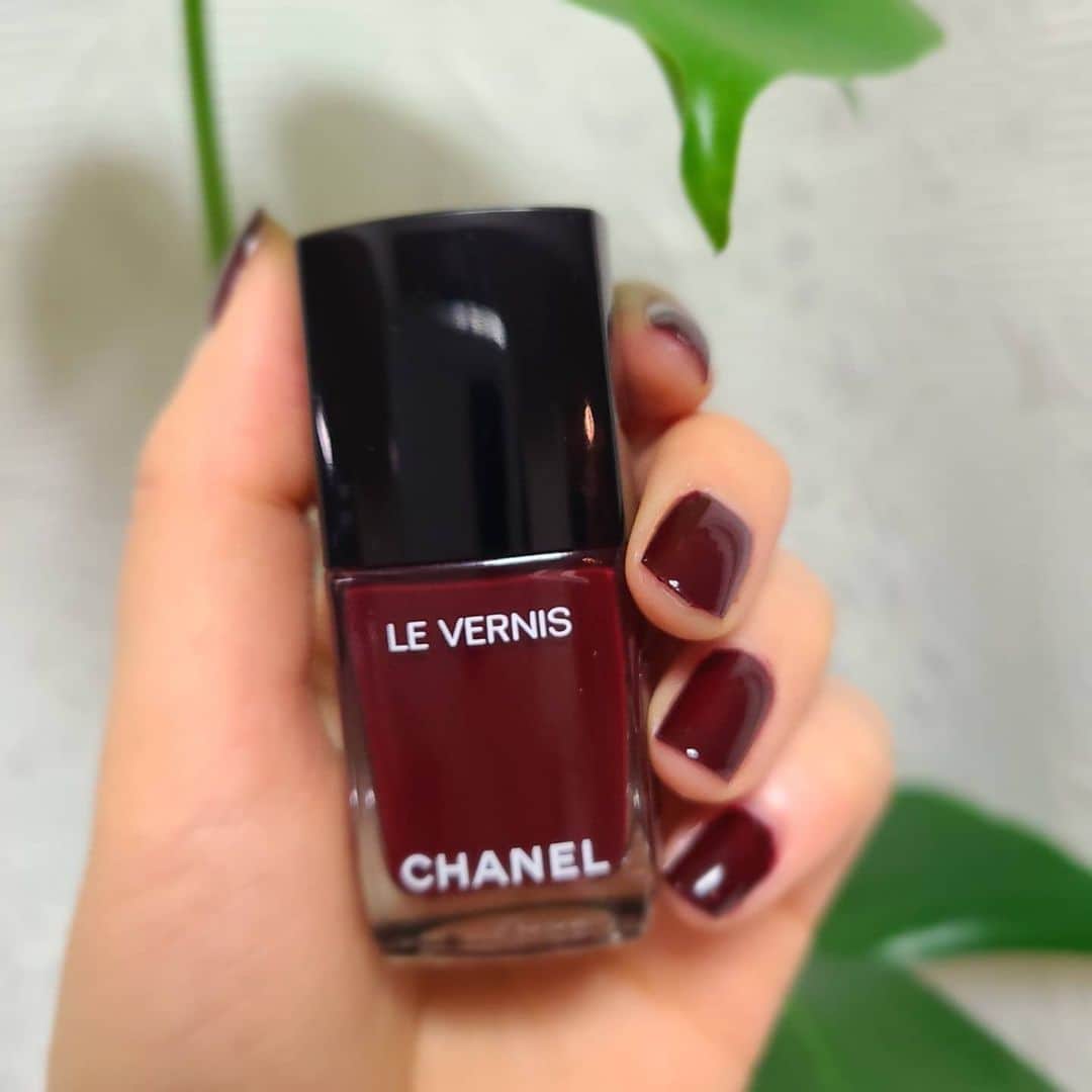 ニコラのインスタグラム：「Beautiful color!! Using seche vive(the second picture),it looks like a gel nail.And it keeps beautiful for a long time.  きれいな色だからお気に入り♥️ seche vive使うとジェルみたいになるし長持ちするから助かる😊 #765 #アンテルディ  #nail #ネイル  #sechevive  #chanel #シャネルコスメ」