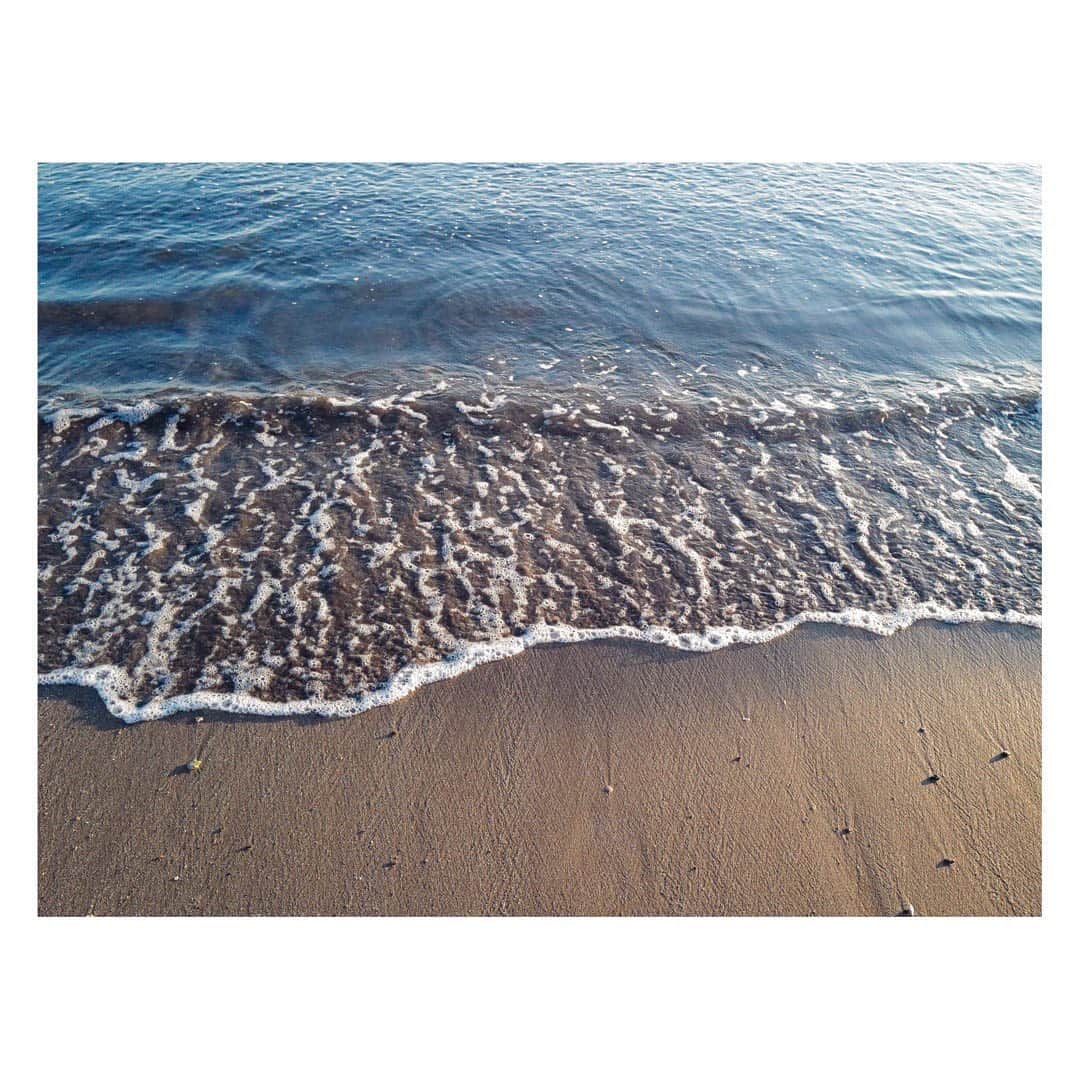 土井地恵理子さんのインスタグラム写真 - (土井地恵理子Instagram)「今日の海は格別に綺麗で。  雲一つない空に 太陽がキラキラ水面に映って 夕陽と共に変わっていく 空のグラデーション。  今日ここに来るっていう 選択をした自分に感謝❤︎  #sea #sunset #海 #湘南 #shonan」12月7日 23時46分 - ericodoiji
