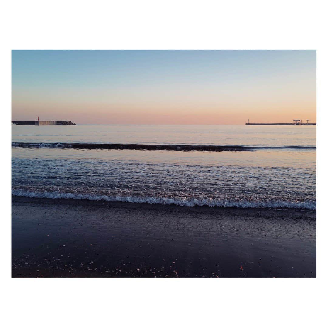 土井地恵理子さんのインスタグラム写真 - (土井地恵理子Instagram)「今日の海は格別に綺麗で。  雲一つない空に 太陽がキラキラ水面に映って 夕陽と共に変わっていく 空のグラデーション。  今日ここに来るっていう 選択をした自分に感謝❤︎  #sea #sunset #海 #湘南 #shonan」12月7日 23時46分 - ericodoiji