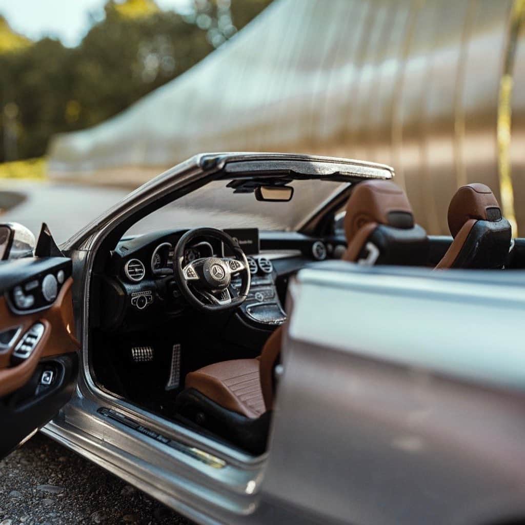 メルセデス・ベンツさんのインスタグラム写真 - (メルセデス・ベンツInstagram)「Sharp lines and a sleek design in big and small. Click on the tags to make the Mercedes-Benz C-Class Cabriolet model car yours.  #MercedesBenz #Cclass #modelcar」12月7日 23時52分 - mercedesbenz