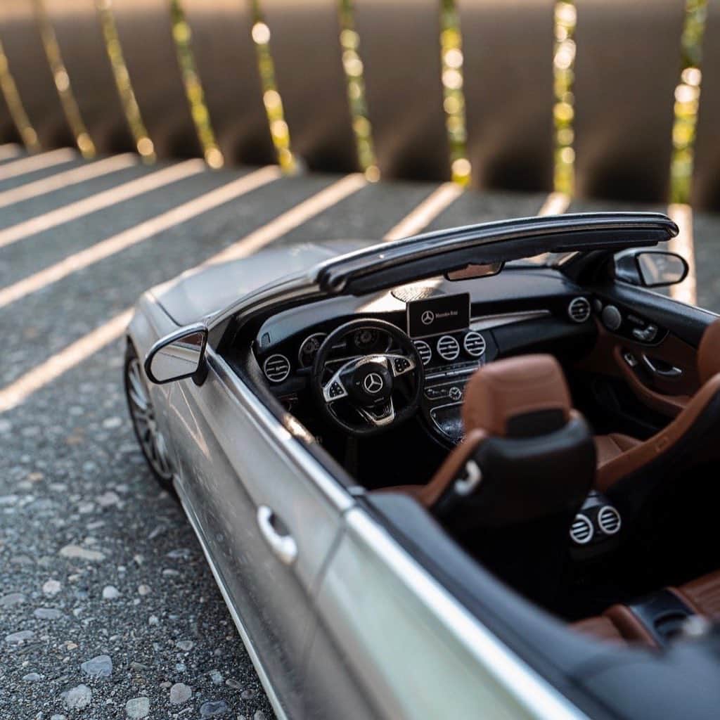 メルセデス・ベンツさんのインスタグラム写真 - (メルセデス・ベンツInstagram)「Sharp lines and a sleek design in big and small. Click on the tags to make the Mercedes-Benz C-Class Cabriolet model car yours.  #MercedesBenz #Cclass #modelcar」12月7日 23時52分 - mercedesbenz