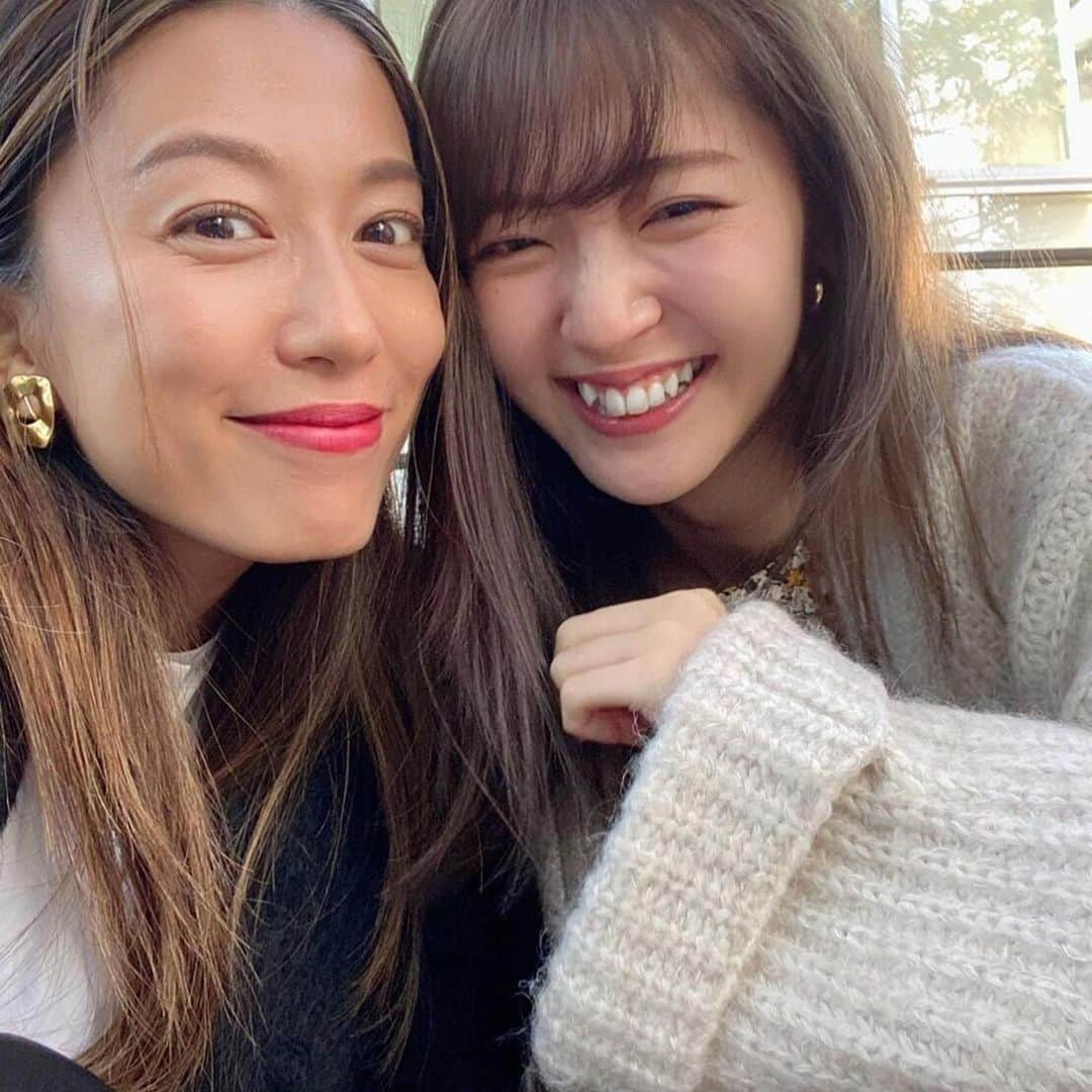 里田まいさんのインスタグラム写真 - (里田まいInstagram)「そうなんですよ！急に、明日空いてますかー？って。連絡くれて(^^)  空いてるよ〜って！ 愛理と会えた(^^) @airisuzuki_official_uf   毎年のようにこの時期二人で会っている！  一昨年に至っては、5時間くらいしゃべっていた！  あれ？そういやなんでだろう？ いつから私たちは仲良しに？？  同じグループでやっていたわけでも、ステージでユニット的なことも、 なかったはずなのに！  だがしかし、同じ事務所の後輩でして！  歳は10個離れてるんだけど、もうそんなこと関係ないね！  彼女の可愛らしい容姿からは想像出来ないくらいのガッツと努力を惜しまぬその姿に、（いや、ファンの方みなさん、もうわかってますよね🙇‍♀️）リスペクトが止まらない。  貴重な時間をありがとう😊  また会おう😍  #Repost @airisuzuki_official_uf with @get_repost ・・・ ✴︎ ﻿ 先輩としても人間としても大大大好きな、里田さんに先日やっと会えました🥰﻿ ﻿ 毎年1度、年末に会えるっていうのが楽しみだったけど昨年末は会えず😭久々に会えて喋りが止まらなかったです🤍﻿ ﻿ 美しいだけじゃなくて太陽みたいな先輩🌞﻿ わたしもこんな女性になりたいです。﻿ ﻿ 写真が全部楽しそう。今もう会いたい😇﻿ ﻿ #里田まい さん﻿ #なんでも話せる先輩がいるのは本当に幸せ﻿！ ﻿ ※写真撮るときだけマスク外しています😷」12月7日 23時56分 - maisatoda_official