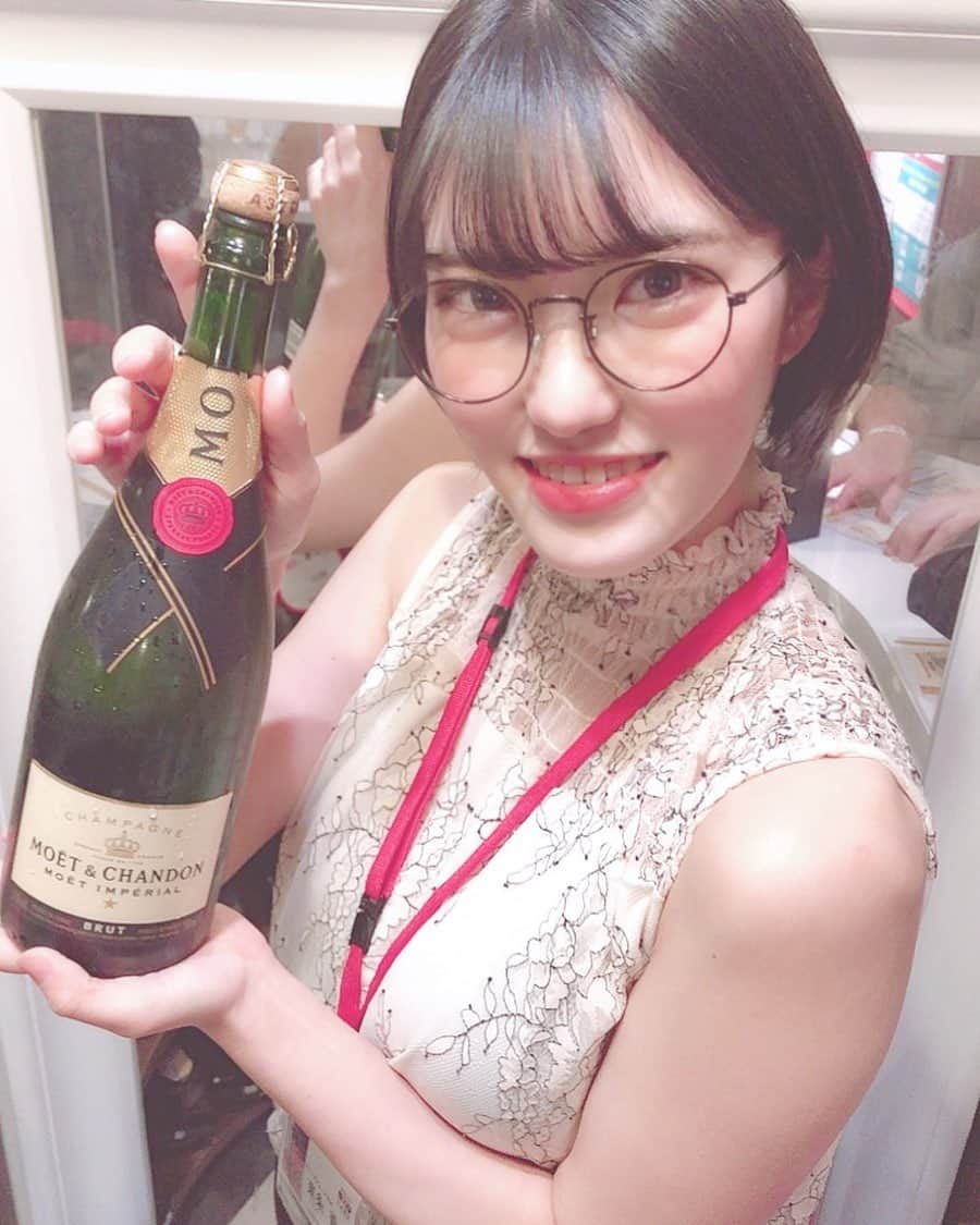 東条蒼のインスタグラム：「＊ ・ ・ 昨日はSODLANDに初出勤させていただきましたー！ ・ ・ 来店してくださった方、ありがとうございました☺️ (ストーリーでアンケート取った人数より…少なかった気が？笑) ・ ともかく、8時間あっとゆうまにおわりまして、とても楽しかったとゆうことです。 ・ ・ 1人目のお客さんから顔見知りの方でとても安心しました。 男女できてる方や、痴女好きの方、楽しんでオリジナルカクテルいれてくれる方、一緒にチェキとってくれる方、野外プレイの経験談を話してくれる方、シャンパンいれてくれる方、差し入れくださる方、初めましてのお客さんも沢山でしたが、わたしの所に来てくださってとても嬉しかったです！ ・ ・ 楽しんでいただくことがもちろん一番大切なことだけど、わたしもみんなに負けないくらい楽しかったから、サイコーの仕事だなっ！ ・ またSODに出勤できることがあれば、よろしくお願いします💫 ・ ・ 本当にありがとうございました🙇‍♂️ ・ ・ #SODLAND #女子shainbar # ・ #撮影会#東条蒼 #クルーズグループ #セクシー女優 #av女優 #メガネ女子 #黒髪 #ショートヘア #あおたん　#teamメレンゲ #followｍe #following #japan #girl #photooftheday #tagsforlikes #instalike  #台湾 #香港 #粉我 #拍照 #照片 #人像攝影」