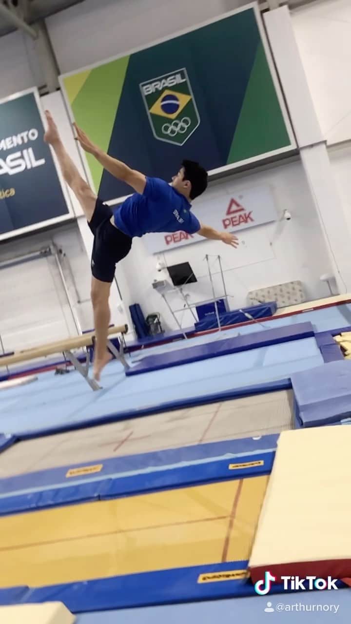 アルトゥール・オヤカワ・マリアノのインスタグラム：「SlowMonday de ponta cabeça! Vira o celular junta com a camera 🤪💥🤸🏻‍♂️ Boa Semana 🙏🏻❤️  #EsporteClubePinheiros #ComitêOlimpicoBrasileiro #COB #Caixa #Cbg #BolsaPodio  #ForçasNoEsporte #Cda #Petrobras #TimePetrobras #Aminovital #TimeAjinomoto」