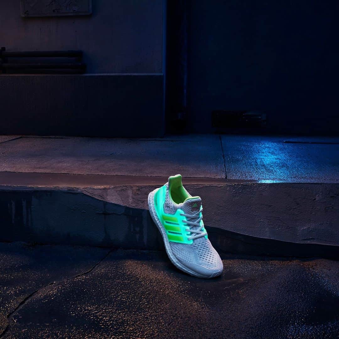 Foot Lockerさんのインスタグラム写真 - (Foot LockerInstagram)「IT'S BOOST WEEK!  #adidas Ultra Boost DNA 'Glow in the dark' is now available at select stores & online now」12月8日 0時00分 - footlocker