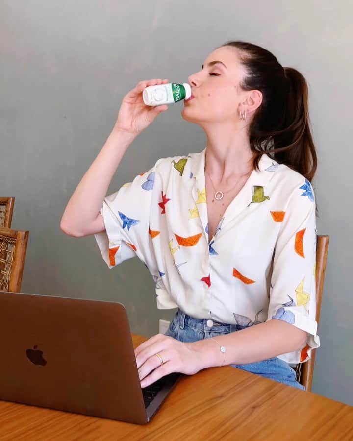 Camila Queirozのインスタグラム：「O bem-estar começa de dentro, e eu valorizo muito o cuidado de dentro pra fora, com a nossa saúde digestiva, vocês sabem disso! Eu já falei para vocês sobre Activia Shot sabor tradicional que tem bilhões de probióticos, e ele tem sido um dos meus principais aliados no dia dia, principalmente quando estou na correria. @activiabrasil tem mais de 50 produtos, aproveitem para conhecer todos os benefícios dos bilhões de probióticos. Eu amo! #activese #publi」