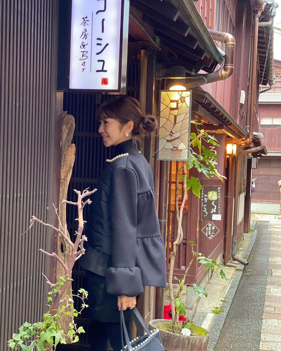 木本泉さんのインスタグラム写真 - (木本泉Instagram)「-﻿ 京都の祇園の街並みに似ている"ひがし茶屋街"でお茶🫖﻿ ﻿ なんだか京都にいるような気分になります☺️﻿ ﻿ お腹一杯で夕飯の時間もあるのでコーヒーと小さなチーズケーキをシェア🧀﻿ ﻿ @mio_omodaka のお陰で器巡りをしたりと、短時間で色々観光も出来てありがたや🙏﻿ 本当、色々詳しいので任せっぱなしで、ありがとう😊﻿ ﻿ ﻿ #金沢#小旅行#ひがし茶屋街#カフェ#喫茶店」12月8日 0時03分 - izumikimoto