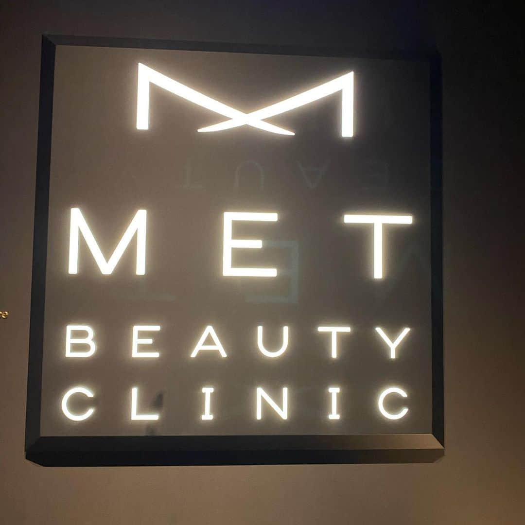 大家志津香さんのインスタグラム写真 - (大家志津香Instagram)「. . MET BEAUTY CLINIC はじめてお邪魔してきました！ . 綺麗なクリニックはたくさん見てきたけど ここは本当に綺麗な上にお洒落！ 海外のホテルかと思った…。 写真たくさん撮っちゃった。 初回だから内見もあげときます！ . 今回やってもらったのは医療レーザー脱毛！ . サボっちゃうから全然終わらない。笑 . . 表参道にあります！脱毛興味ある方ぜひ。 .」12月8日 0時04分 - ooyachaaan1228