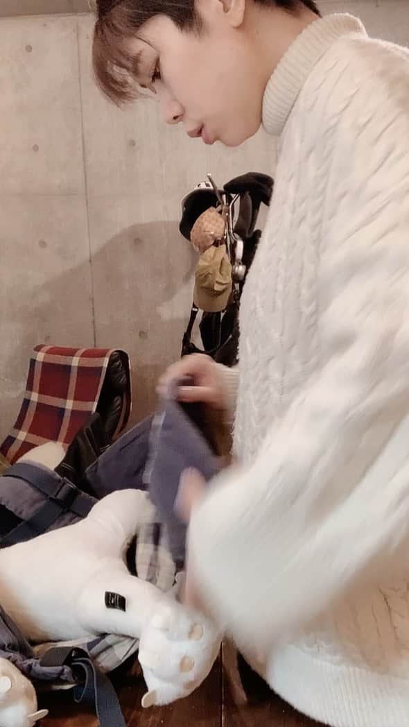 ichigoのインスタグラム：「なんて言うんこれ 抱っこする時の、赤ちゃんいれるバッグみたいな…従姉妹が洗い替え用にしてっておさがり送ってくれた名前わからん初めてさわるこれをとりあえずつけてみる動画。まじでわからん。」