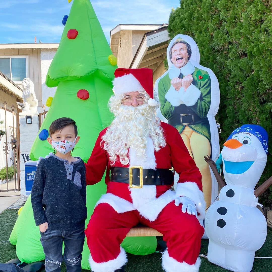 フリーディアのインスタグラム：「Not the virtual one, the real deal. Got to hang with Santa yesterday! 👋🏼 🎅🏻  #2020 #2020holidays  #santa #therealsanta #novirtualsanta #thankful #grateful #funny #friends  * 昨日はサンタさんに会えたの。 バーチャルサンタよりも本物が良いね。 * * #thankyou @pamcakegrams @chapenhayslett」