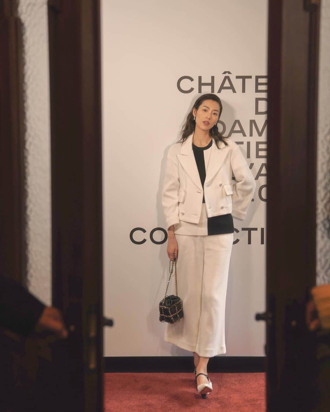 リウ・ウェンのインスタグラム：「Celebrating #ChanelMetiersdart from afar! Thank you as always for the invitation 🤍🖤 @chanelofficial」