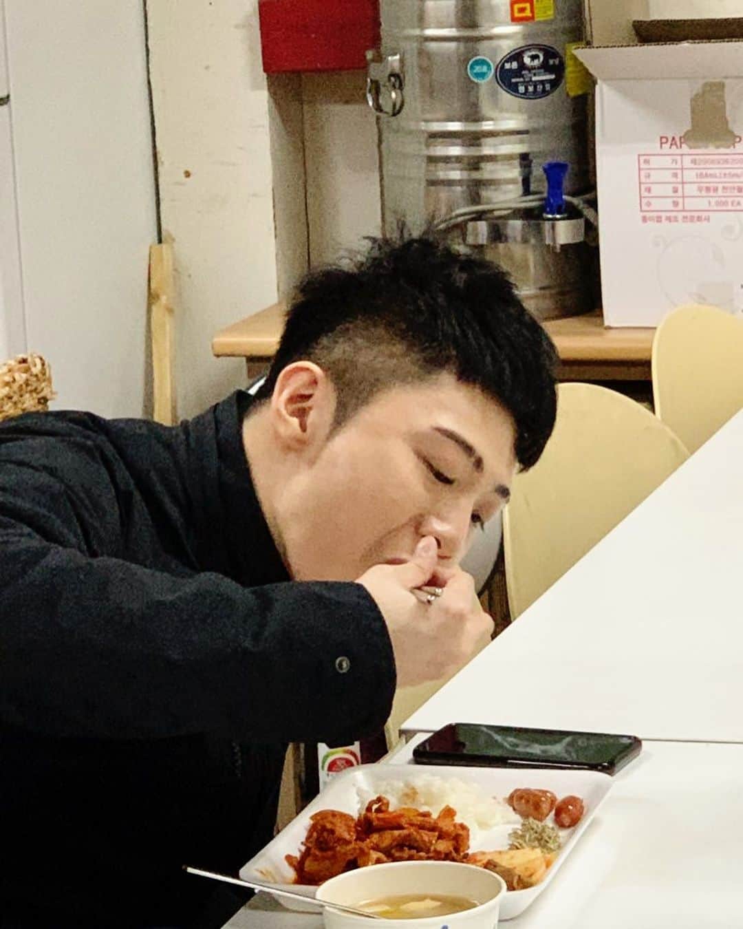 Giriboyのインスタグラム：「밥은먹구다니니?」