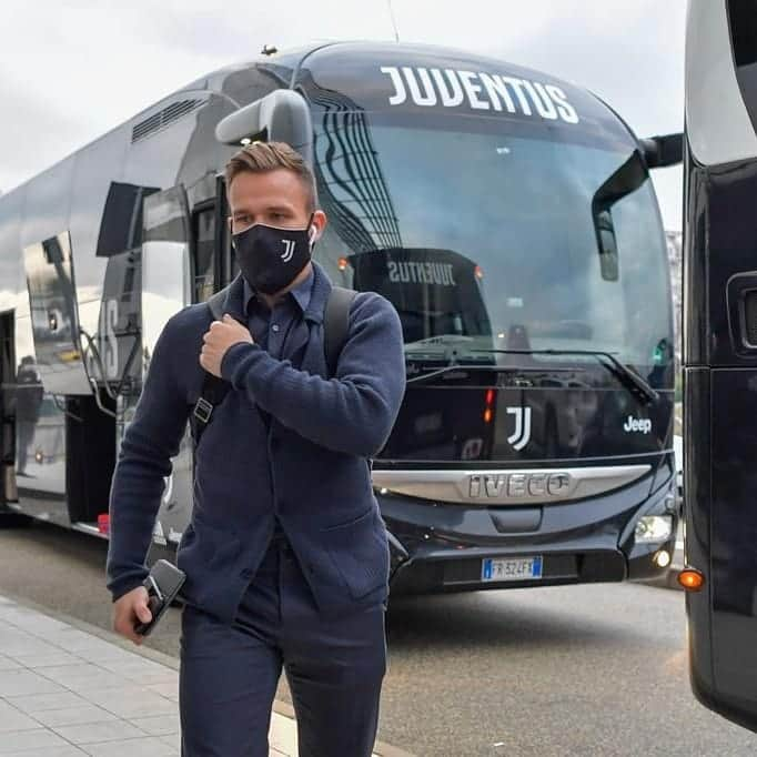 ユヴェントスFCさんのインスタグラム写真 - (ユヴェントスFCInstagram)「𝙏𝙍𝙉 ✈ 𝘽𝘾𝙉 ⚪⚫ On our way to #BarçaJuve   #JuveUCL #FinoAllaFine #ForzaJuve」12月8日 0時19分 - juventus