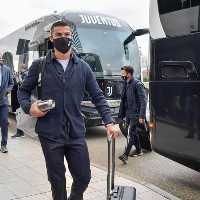 ユヴェントスFCさんのインスタグラム写真 - (ユヴェントスFCInstagram)「𝙏𝙍𝙉 ✈ 𝘽𝘾𝙉 ⚪⚫ On our way to #BarçaJuve   #JuveUCL #FinoAllaFine #ForzaJuve」12月8日 0時19分 - juventus