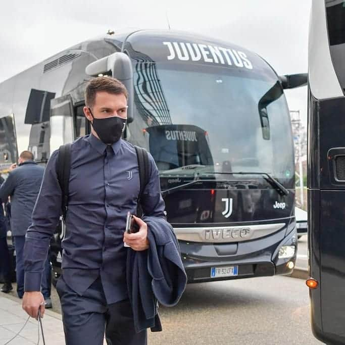 ユヴェントスFCさんのインスタグラム写真 - (ユヴェントスFCInstagram)「𝙏𝙍𝙉 ✈ 𝘽𝘾𝙉 ⚪⚫ On our way to #BarçaJuve   #JuveUCL #FinoAllaFine #ForzaJuve」12月8日 0時19分 - juventus