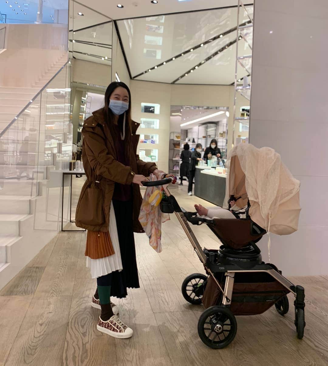 ソ・ヒョリムさんのインスタグラム写真 - (ソ・ヒョリムInstagram)「며칠전,  아마도 올해 아기와 함께하는 마지막 외출이 된듯😭 이때까지만해도 2.5단계까지 올라갈거라고는 생각치못했는데ㅜ  다들 힘내자구요!🙏  포토바이...우연히 마주친 석대표님😆」12月8日 0時19分 - hyorim0106