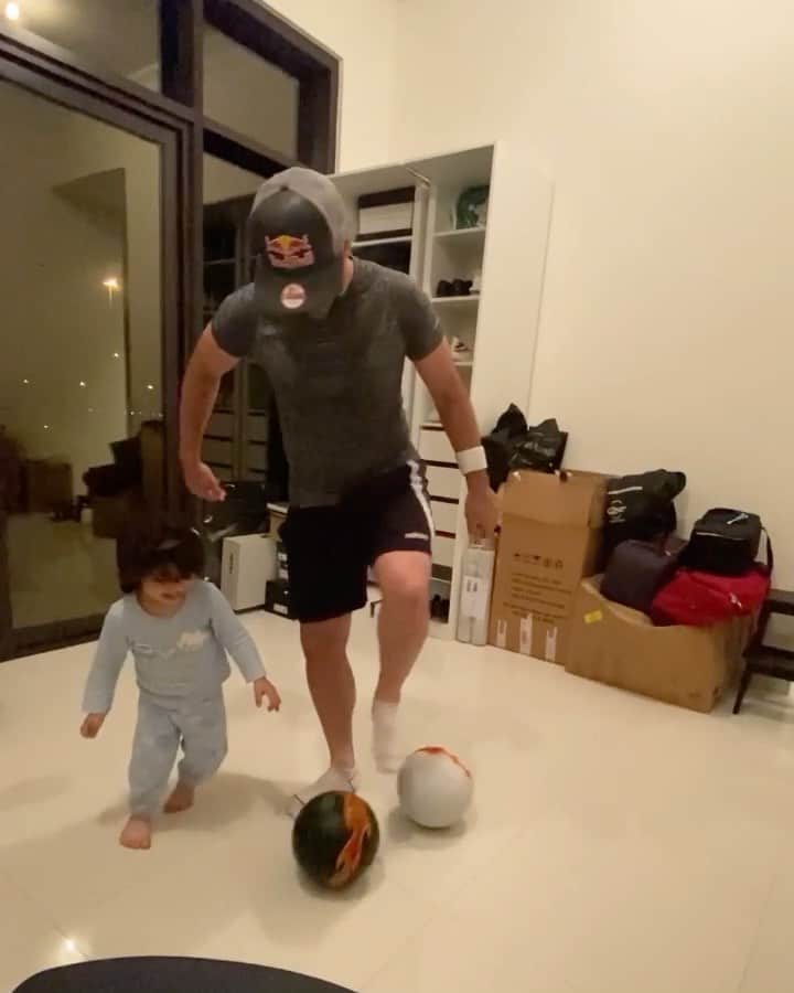 ショーン・ガルニエのインスタグラム：「will he become a striker, defender or goalkeeper...? ⚽️🧐😂😂   #family #urbanball #son #goalkeeper #defender #football #seangarnier #urbanballer #skills #soccer」