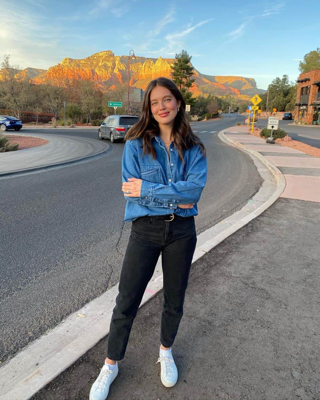 エミリー・DiDonatoのインスタグラム：「Love Sedona so far 😍 PS a group of girls who follow me on here spotted Kyle and I taking this photo and pulled over and said hi and it totally made my day. Ladies, please say hi in the comments! 😂」