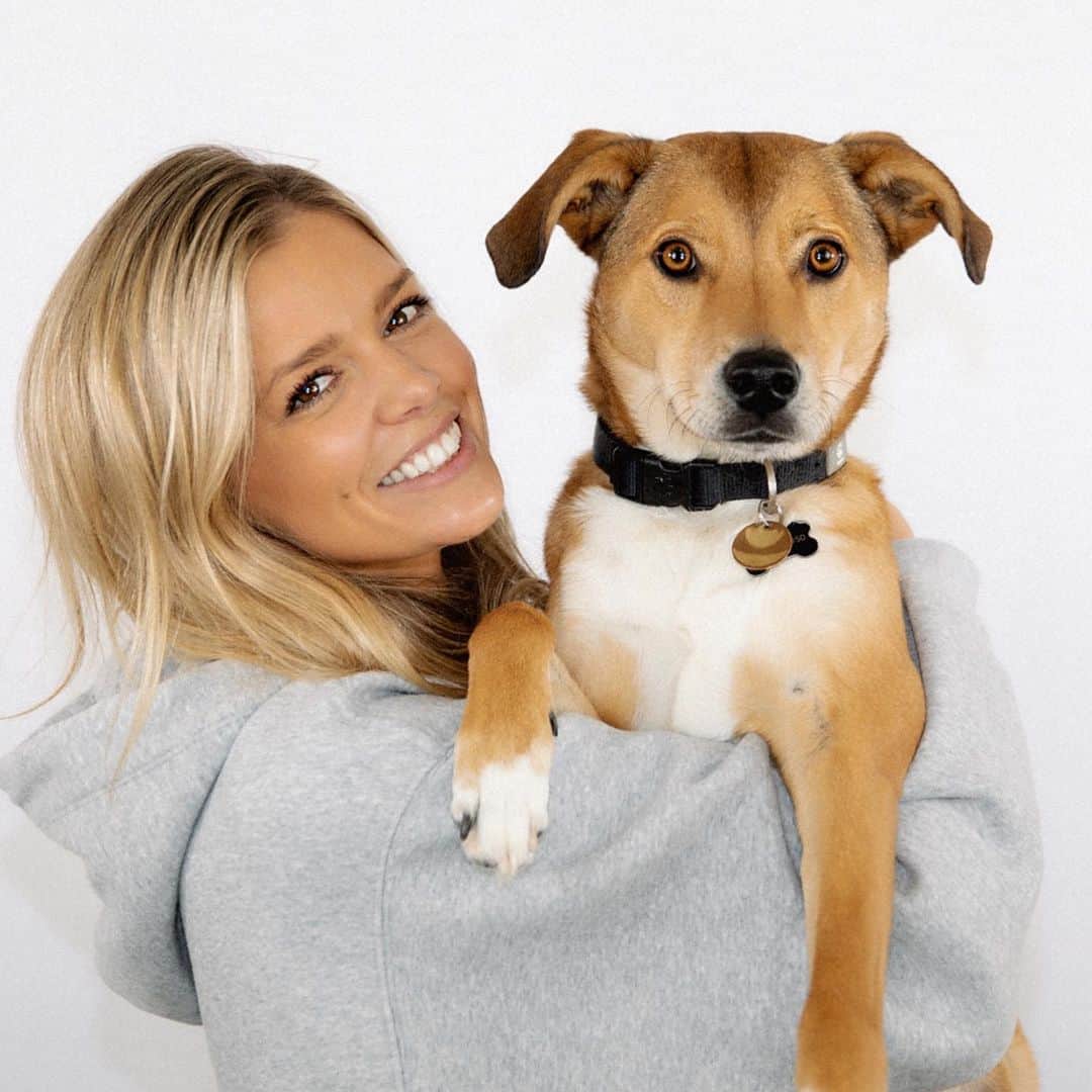 ダニエル・クヌッドソンのインスタグラム：「When Benny jumps in for the light test 🥰🐾🐕」